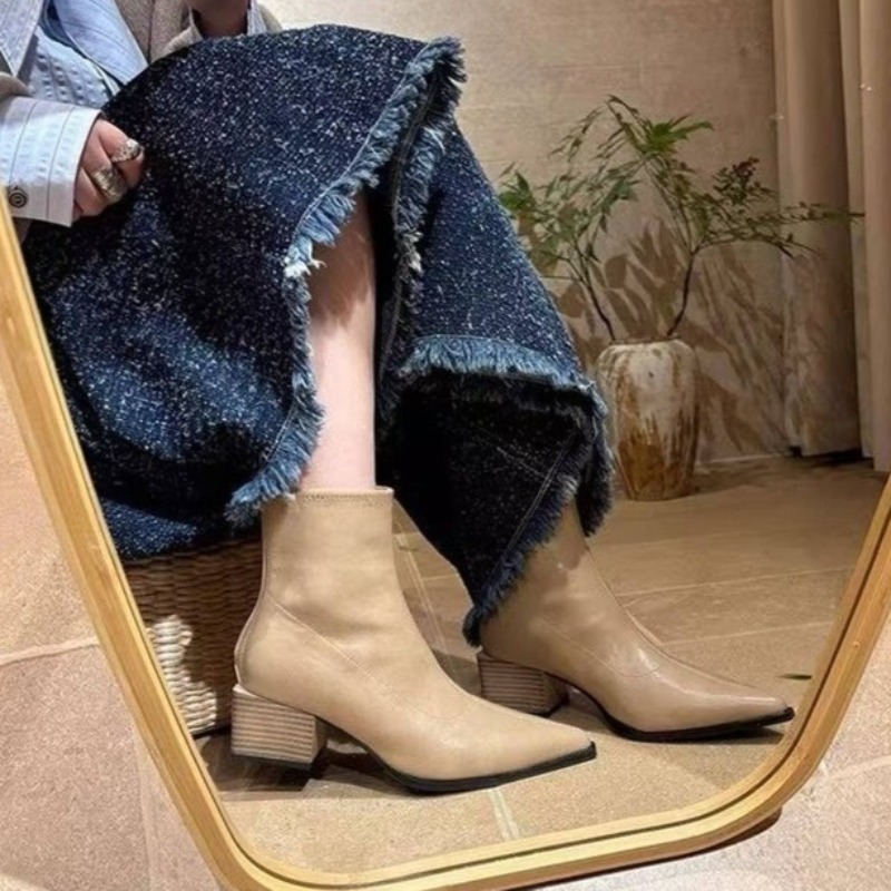 Vintage Fashion And Design - Sepatu Bot Wanita Model Vintage dengan